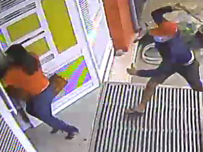 Kẻ bịt mặt dùng mã tấu chém gục người phụ nữ trước nhà