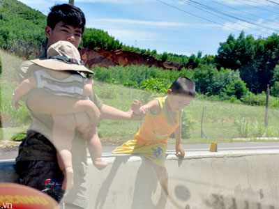 Người dân băng qua quốc lộ như đường làng