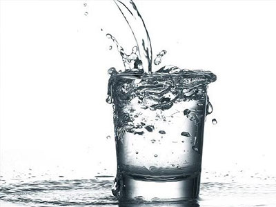 Câu chuyện về cốc nước và cách quẳng gánh lo đi mà sống