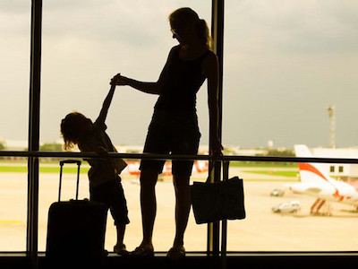 Để con nhổ nước bọt vào hành khách, một phụ nữ bị cấm bay