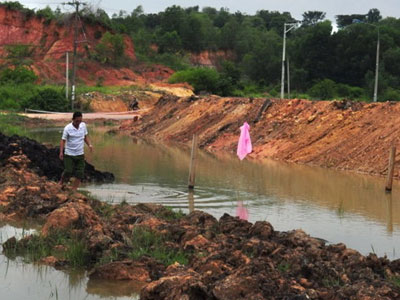 Hai chị em chết đuối dưới kênh đang thi công