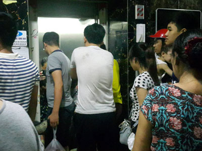 Hết kẹt, rơi tự do đến ngập... nước, người dân hoảng sợ thà đi bộ chứ không dùng thang máy chung cư