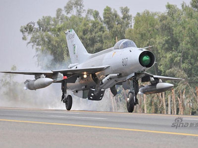 Quan sát tiêm kích MiG-21 cải tiến cất cánh trên cao tốc
