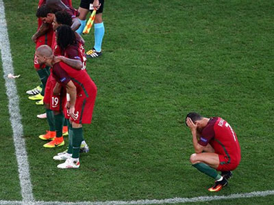 Ronaldo núp lưng đồng đội: Ai diễn giỏi hơn CR7?