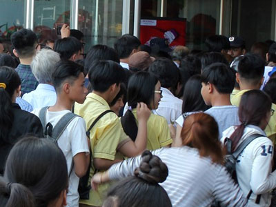 Xếp hàng 3 tiếng chờ vào TTTM mới khai trương ở Sài Gòn