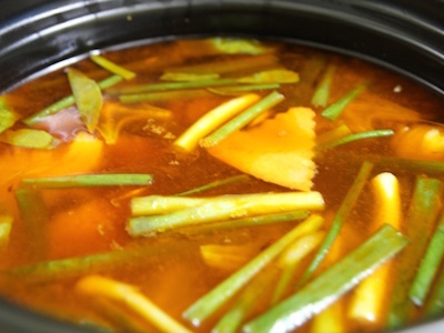 Bắt người chồng tạt nồi nước lẩu vào vợ