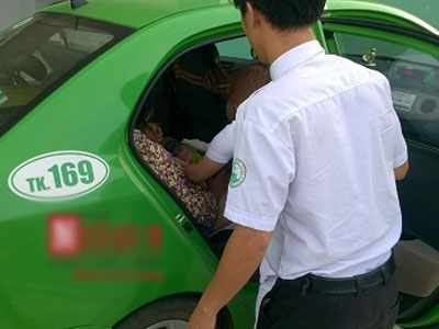 Bé gái kháu khỉnh chào đời trên taxi của chàng tài xế giỏi đỡ đẻ