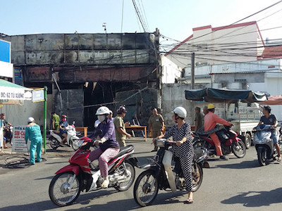 Cháy tiệm mua bán xốp sát nhà bán gas, 2 ô tô bị thiêu rụi