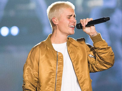 Đá nước vào vũ công, Justin Bieber trượt ngã dập mông trong concert