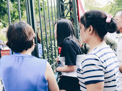 Giấu bố mẹ thi lại Đại học, thí sinh đến muộn 1 tiếng và khóc ngất ngoài cổng trường