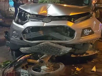 Hà Nội: Ô tô điên đâm trọng thương 1 phụ nữ, nát 3 xe máy, gẫy 1 cây hoa sữa
