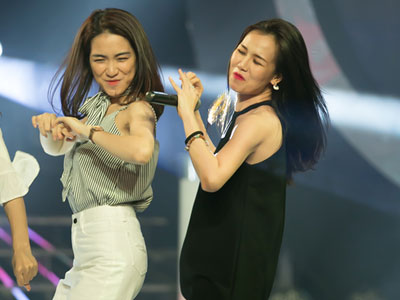 Hòa Minzy quậy tưng bừng bên Võ Hạ Trâm