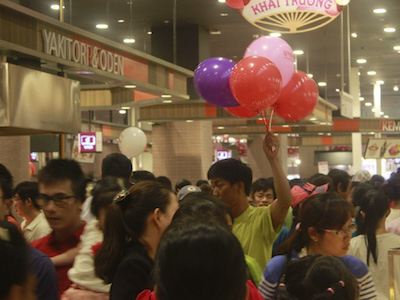 Ngày đầu khai trương, khu ăn uống của AEON MALL Bình Tân bán hết sạch từ sớm