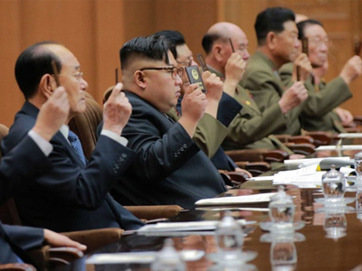 Nhà lãnh đạo Triều Tiên Kim Jong Un bất ngờ "ngủ gật" vì mệt mỏi