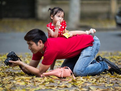 Những ông bố Việt Nam chăm con lay động lòng người