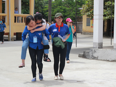 Nữ sinh bị gãy chân vẫn nén đau hoàn thành bài thi