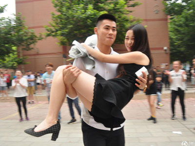 Nữ sinh được "soái ca sơ mi trắng" đi siêu xe đến cổng trường bế bổng, ngỏ lời yêu