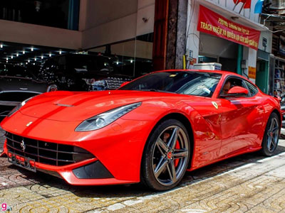 Siêu xe Ferrari F12 nhập từ Dubai về Việt Nam