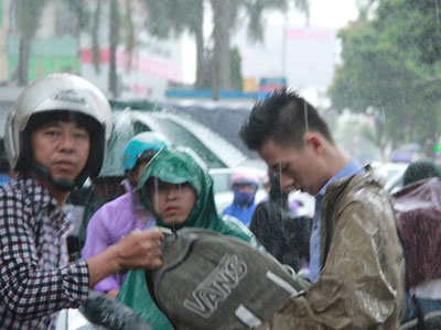 Thí sinh Hà Nội gặp mưa lớn cuối ngày thi thứ 2