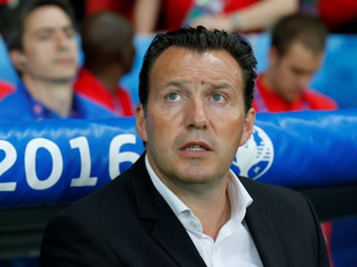 Thua sốc Wales, HLV Wilmots và thủ môn Courtois chỉ trích nhau
