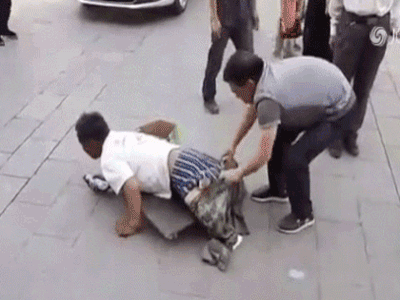 "Bóc phốt" gã đàn ông giả dạng người tàn tật lướt ván đi ăn mày giữa phố