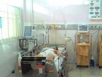 Chồng tự đâm 2 nhát dao vào tim vì giận vợ