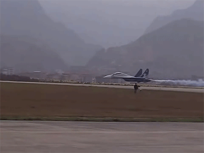 Phi công Nga biểu diễn lái Su-27 bay cách mặt đất 1 m