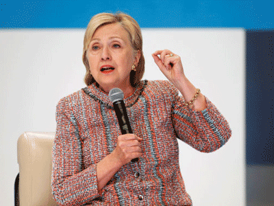 Bà Hillary hứa hẹn cấp thẻ xanh cho du học sinh