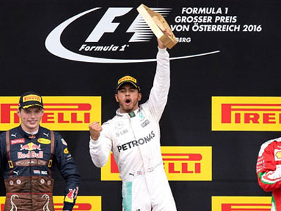 Hamilton thắng chặng đua tại Áo sau va chạm nảy lửa với Rosberg
