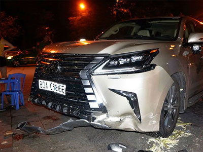 Tài xế Lexus 570 đâm nhiều người bị thương ra trình diện