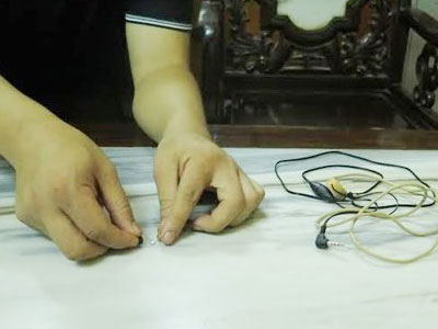 Thí sinh dùng tai nghe, cài thiết bị thu phát quanh người