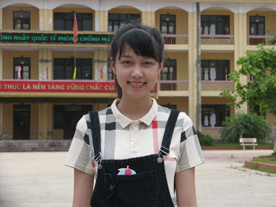 Thiếu nữ xinh đẹp một mình một hội đồng thi môn Sử