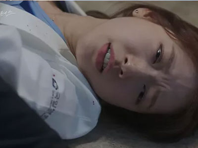 “Doctors”: Park Shin Hye bị kẻ lạ tấn công bất thình lình tại bệnh viện