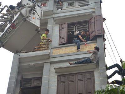 Hà Nội: Giải cứu thành công người đàn ông nhảy lầu tự tử