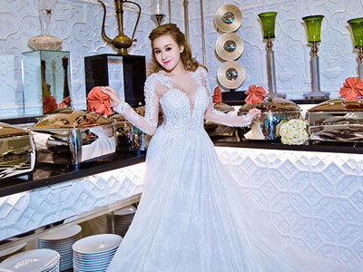 "Bà Tưng" Huyền Anh khoe ngực gợi cảm với váy cưới