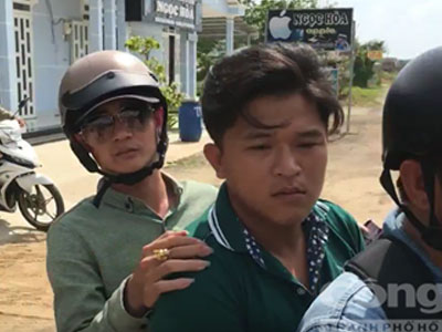 Bị kề dao vào cổ, thiếu nữ quỳ lạy bạn trai mới quen trong rừng cao su vắng