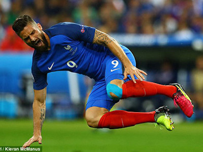 Giroud dính chấn thương, nguy cơ lỡ trận bán kết với Đức