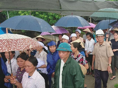 Nén tâm nhang bằng thơ khóc tiễn nữ sinh bị sát hại