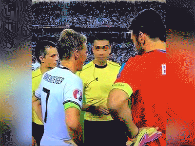 Quyết định cực dị trước loạt sút penalty khiến trọng tài "tròn mắt" của Bastian Schweinsteiger