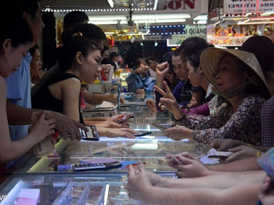 Tâm lý đám đông lại cuốn người dân vào cơn sốt vàng