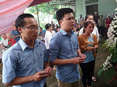 Trao bằng tốt nghiệp cho nữ giám thị bị tài xế taxi sát hại