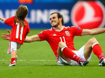 UEFA cấm cầu thủ Xứ Wales mang con xuống sân ăn mừng