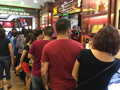 Vàng vượt 40 triệu/lượng: Dân chen nhau đi mua