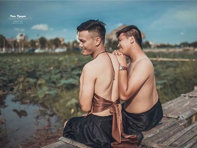 Bộ ảnh hoa sen "độc và điên" của hai chàng trai gây bão mạng