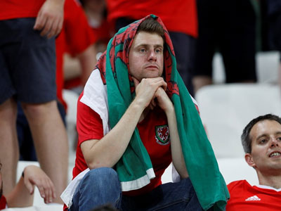 CĐV thẫn thờ nhìn Bale và đồng đội rời Euro 2016