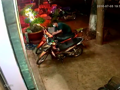 Clip: Thanh niên "to gan" dám bẻ khóa trộm xe ngay trước tiệm cầm đồ
