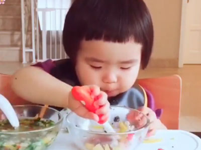 Cô bé 2 tuổi tự xúc hai bát tô thức ăn thu hút 100 ngàn lượt thích
