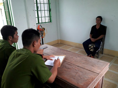 Điên loạn chém đứt cánh tay vợ, quăng xuống kênh vì ghen
