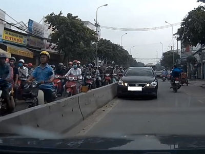 Khi xe sang xem đường phố như đường làng
