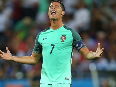 Ronaldo san bằng kỷ lục ghi bàn của Platini
